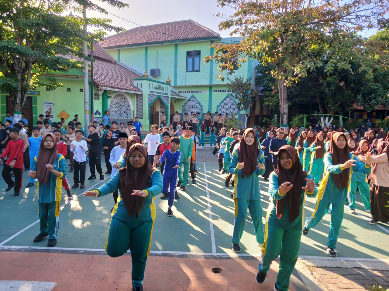 Bugar dan Gembira! Keseruan Senam Sehat Anak Indonesia Warnai Jumat Ceria dan Peringatan Hari Anak Nasional di MTsN 9 Bantul